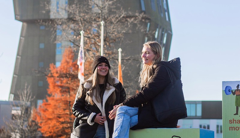 Studenten buiten op blokken voor Van OlstBorg 2022