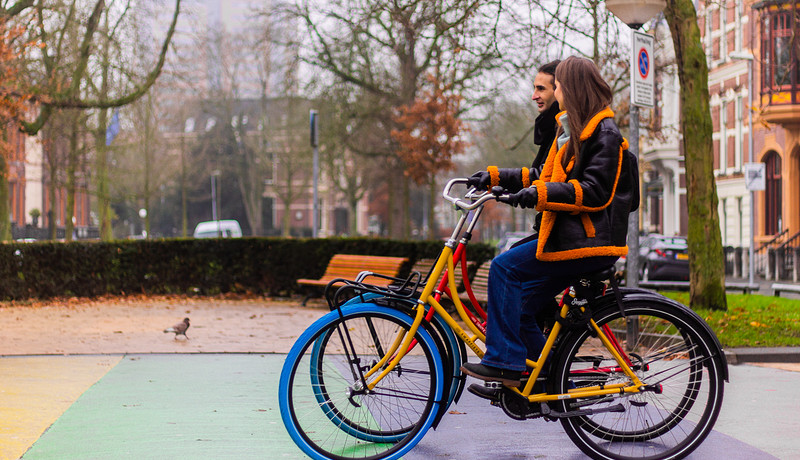 Studenten fietsen over regenboogzebrapad 2022.jpg