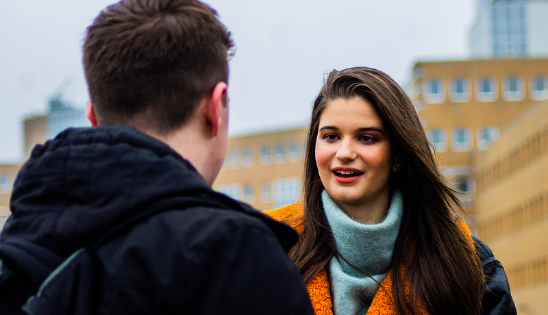 Studenten in gesprek op museumbrug 2022.jpg