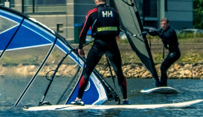 Vallende windsurfer