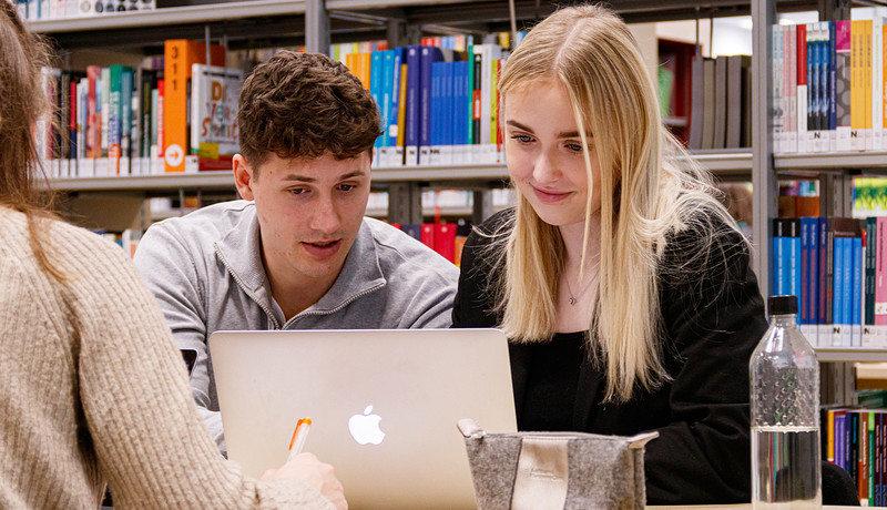 Twee studenten achter laptop 2022.jpg