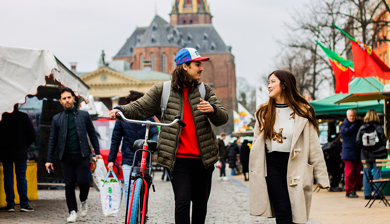 Twee studenten met fiets op de vismarkt 2022.jpg