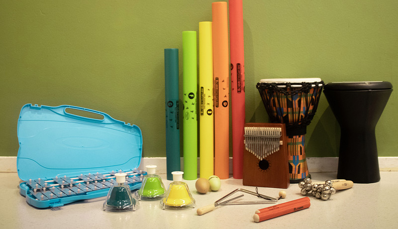 Een verzameling van verschillende instrumenten tegen een groene muur