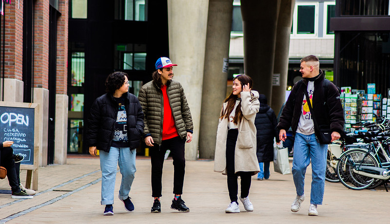 Vier Studierende laufen durch die Stadt