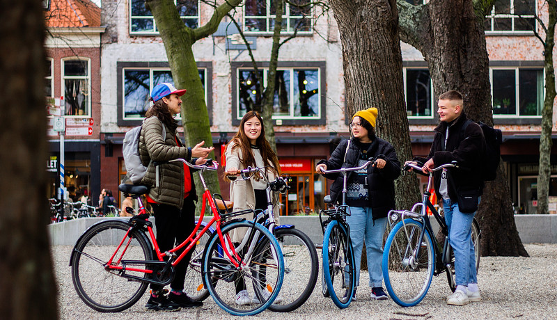 Vier studenten met fietsen in de binnenstad.jpg