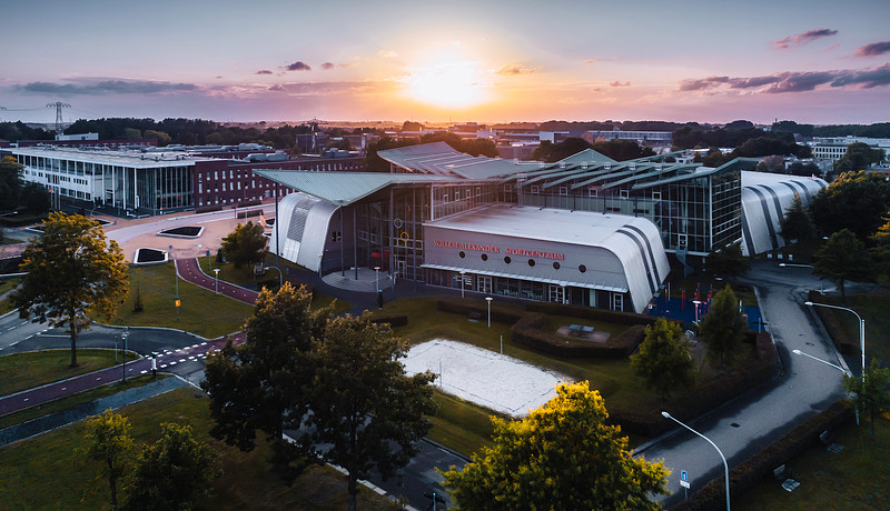 WillemAlexanderSportcomplex en omliggende gebouwen zonsondergang 2021.jpg