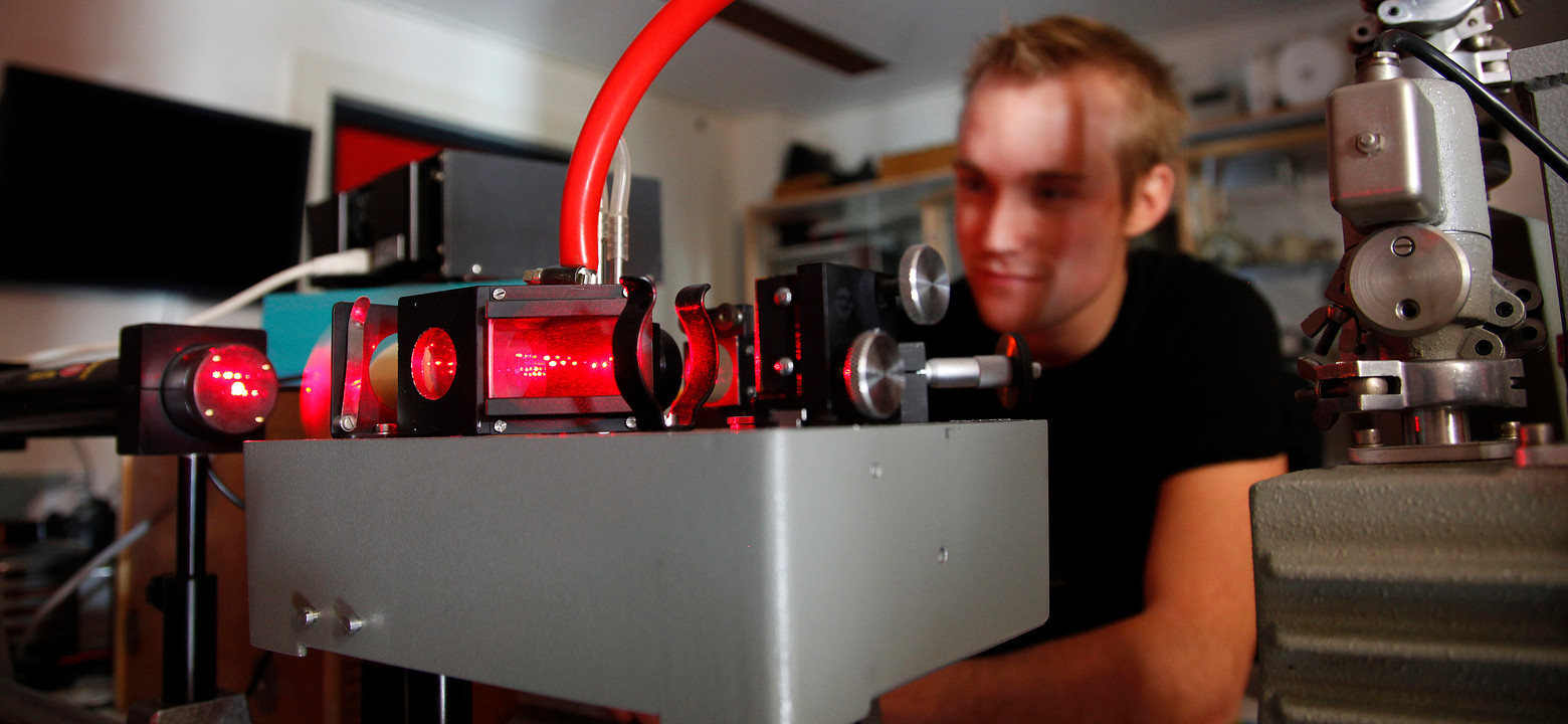 Student Technische Natuurkunde Saxion aan het werk - Wat is Technische Natuurkunde