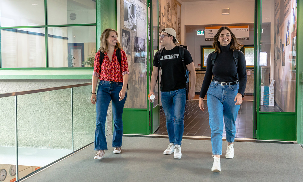 Studenten Verpleegkunde lopen in Wiebenga