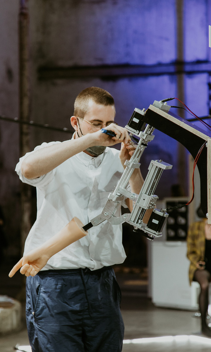 designer working with electronica