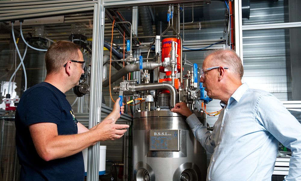 Lector André Heeres en onderzoeker Erik Keller bespreker een reactor in de ZAP Groningen faciliteit.