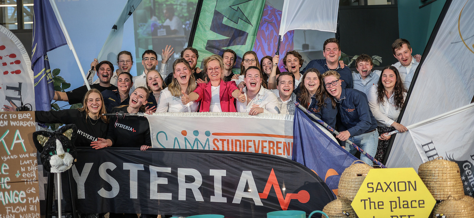 Anka Mulder met studenten.jpg
