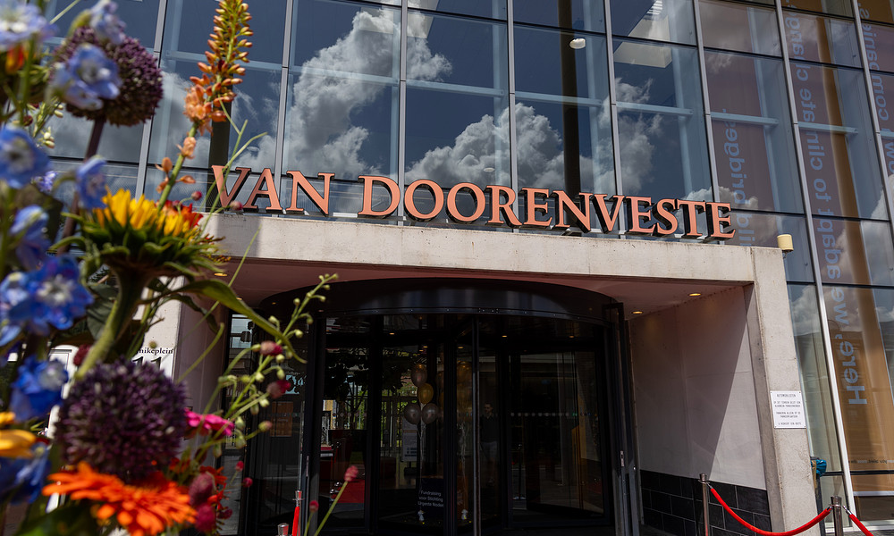 Bloemen bij ingang Van DoorenVeste diplomering 2023.jpg