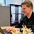 Bram Pierik achter een laptop| Ondernemen als bijbaan