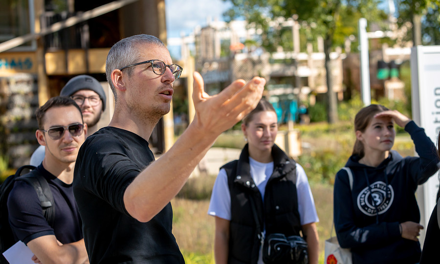 Built Environment docent Pieter legt uit highres.jpg