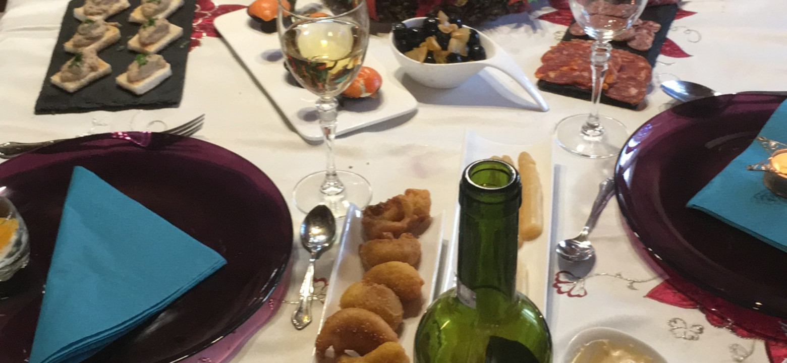 Christmas dinner table.JPG