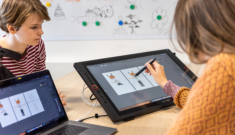 communication & multimedia design studenten tekenen graphic tablet