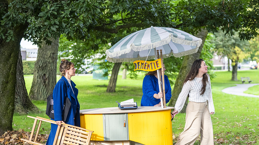 DeMensPlek Karavaan rijdt