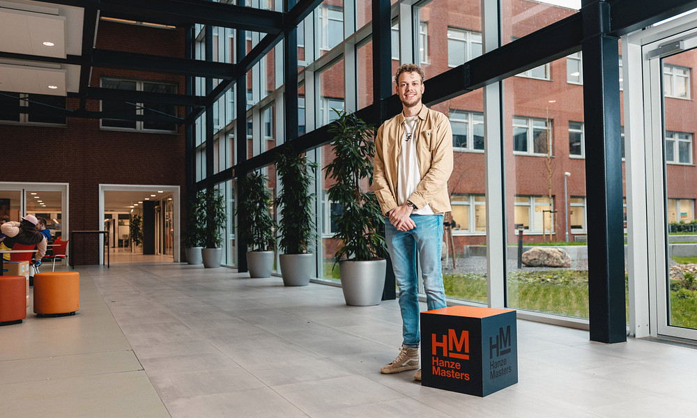 Masterstudent Dirk naast masterkubus
