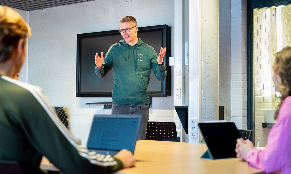 Docent Janco Nolles legt uit 2022.jpg