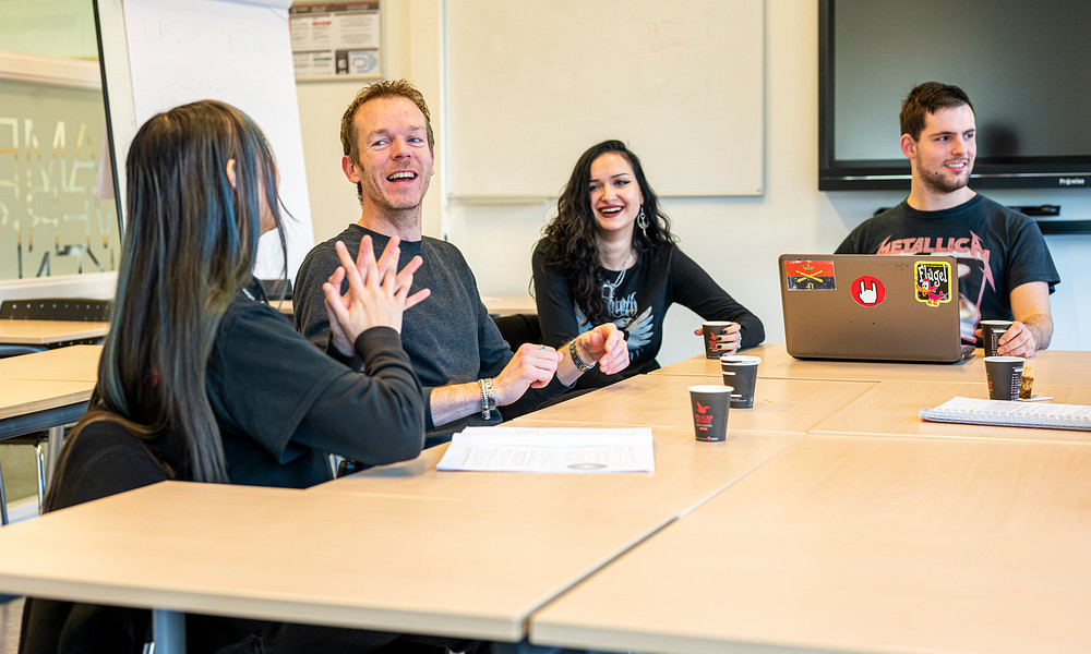 Docent Willem Vos coacht studenten 2022.jpg