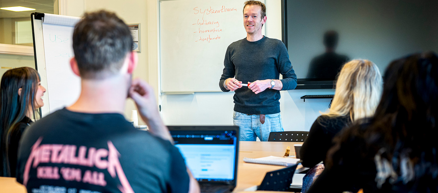 Docent Willem Vos voor de klas 2022.jpg