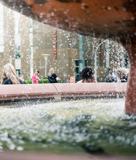Doorkijkje fontein zernikecampus