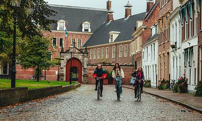 Drie studenten fietsen op Martinikerkhof 2022