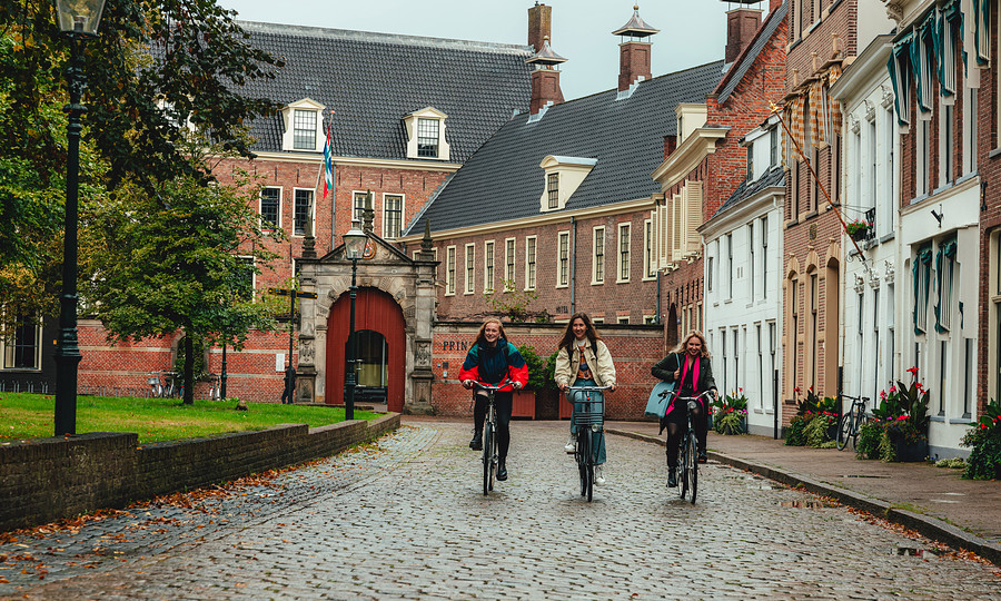 Drie studenten fietsen op Martinikerkhof 2022