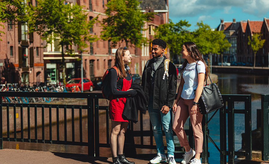 drie studenten op brug Groningen.jpg