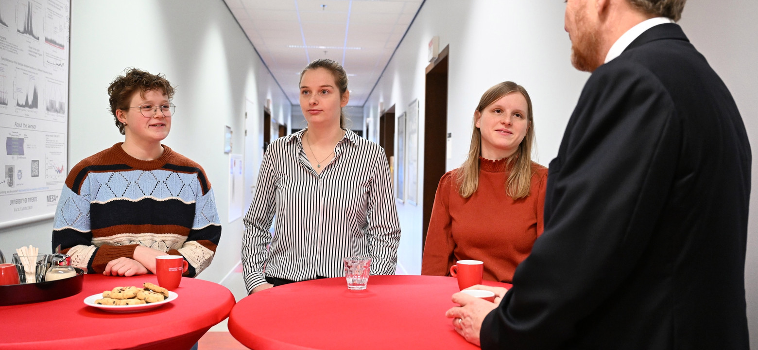 Foto: Eric Brinkhorst - bezoek Koning MESA+ studenten
