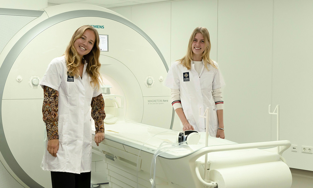 Eline en Esmee bij Mri-scanner MBRT.jpg