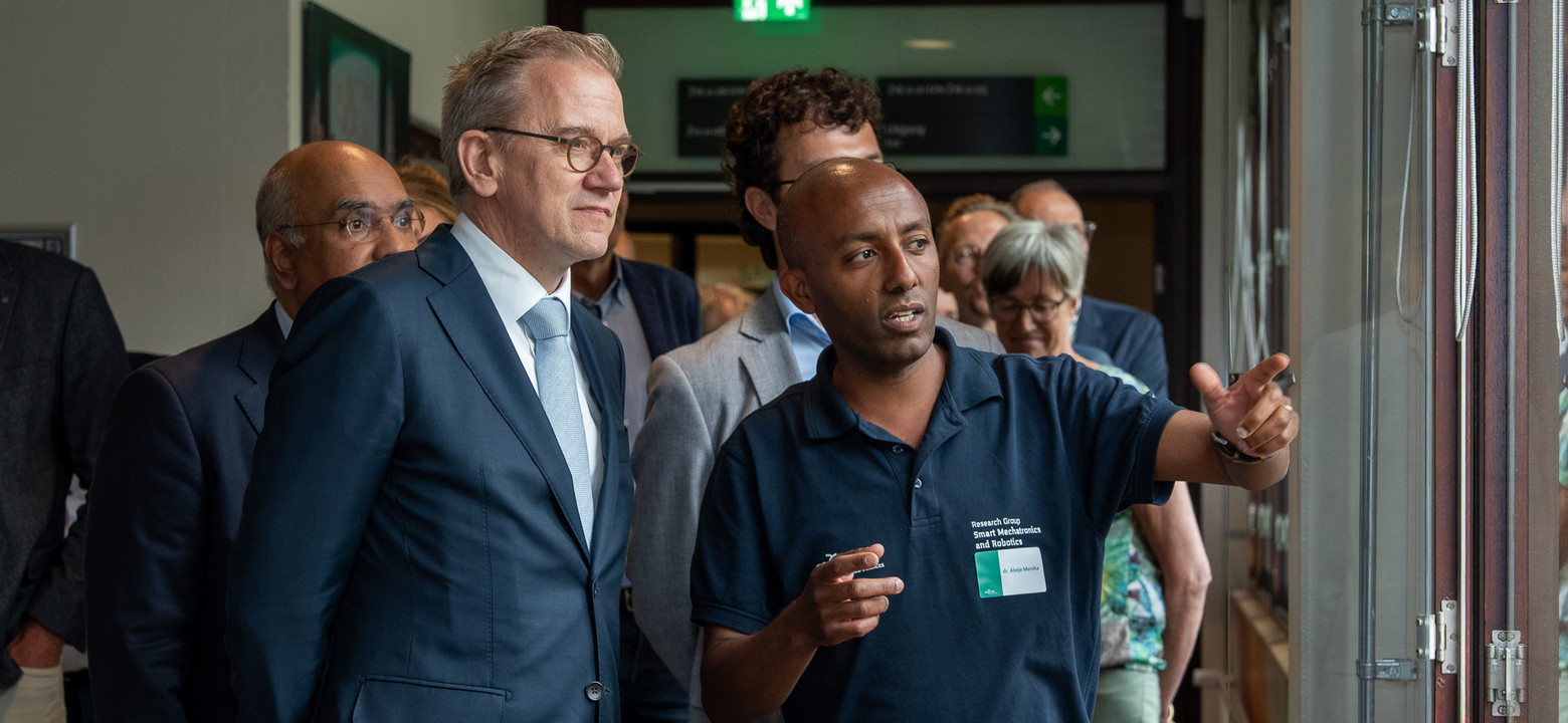 Eppo Scientists Bezoek minister Eppo Bruins: ‘Jullie doen het hier gewoon’ | Hogeschool ...