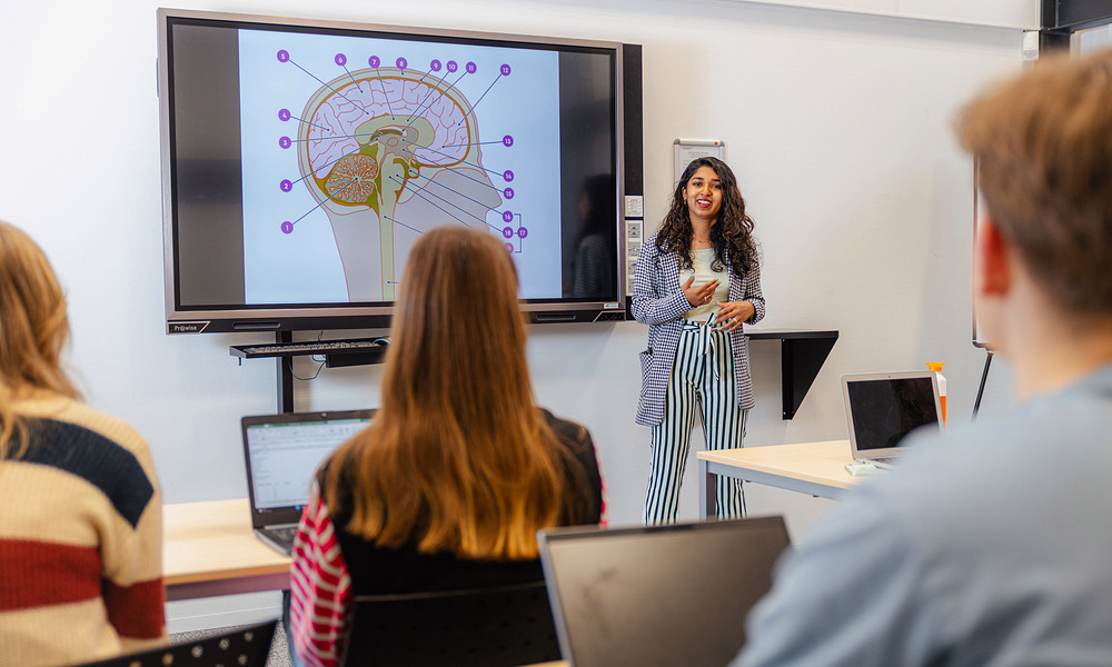 Studentin hält eine Präsentation