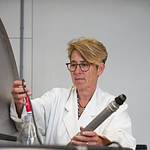 Lector Janneke Krooneman staat bij een apparaat in ZAP Groningen.