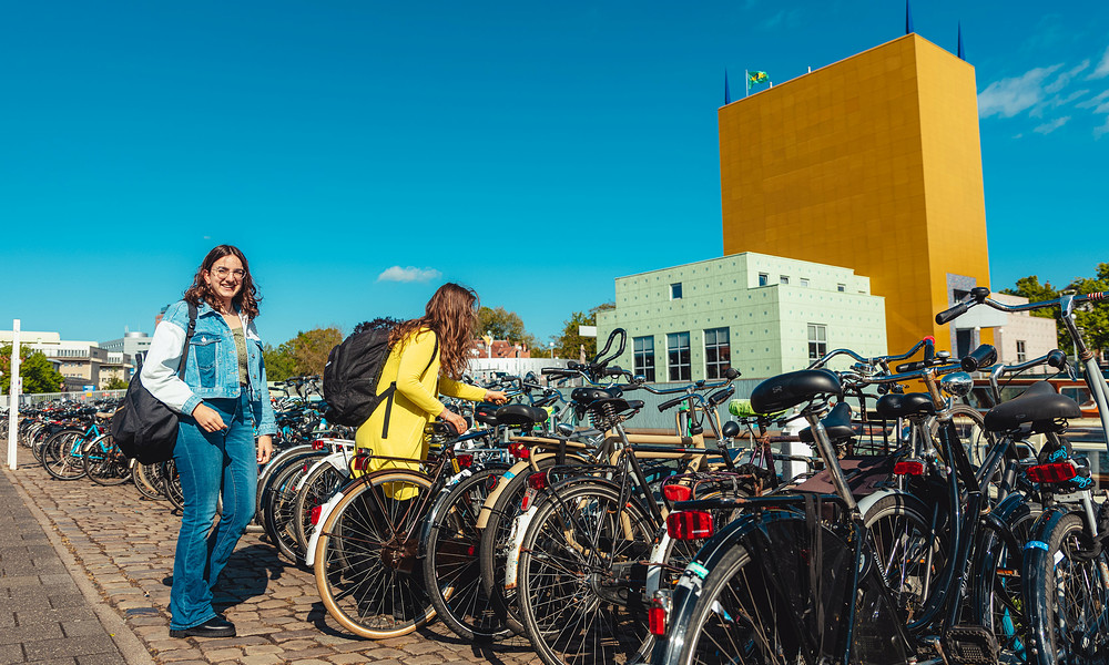 Fiets parkeren bij Groninger Museum mei 2022.jpg