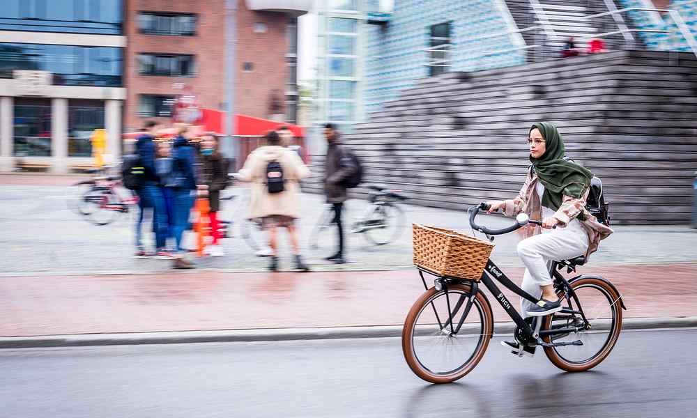 Fietsende studente in Groningen