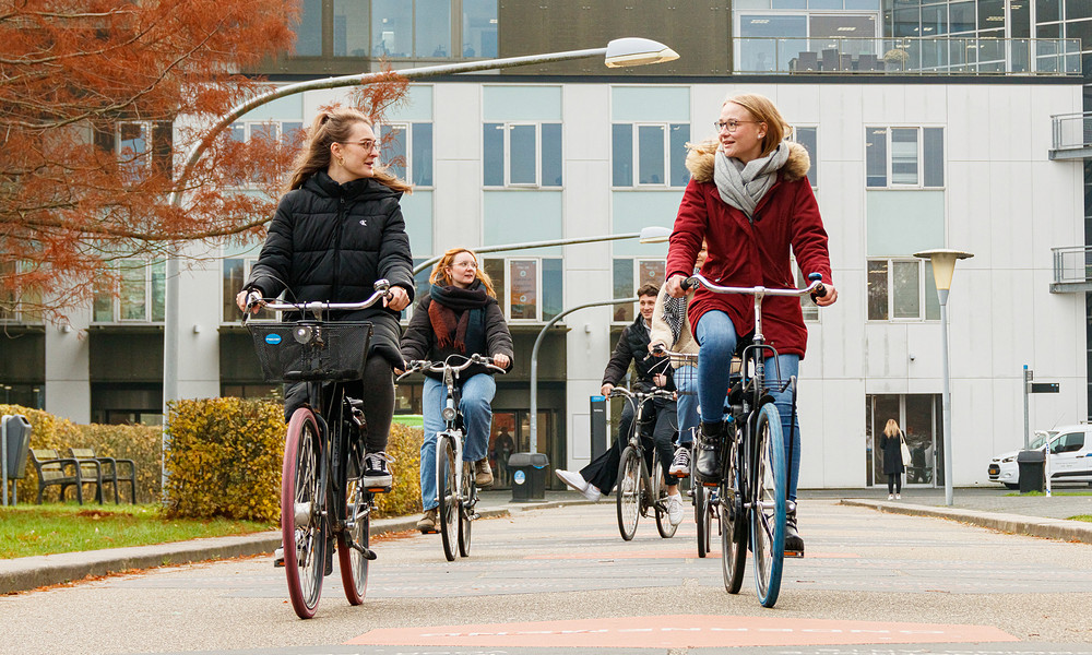 Fietsende studenten op campus 2022.jpg
