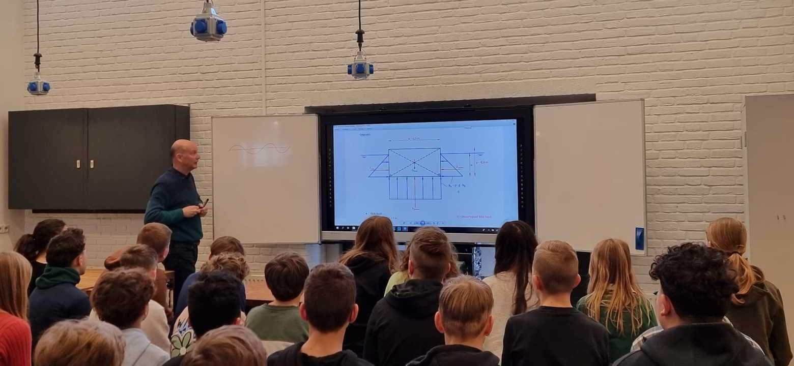 Patrick de Lange presenteert formules aan groep middelbare scholieren