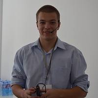 Profielfoto van Dimitar, met microfoontje op