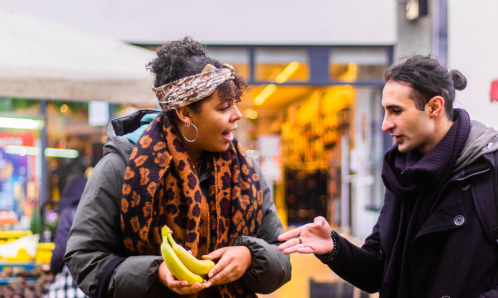 Studenten kopen fruit op de markt in Groningen 2021