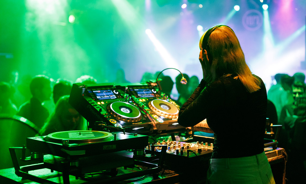 Geluidstechnicus in het nachtleven stad Groningen 2023.jpg