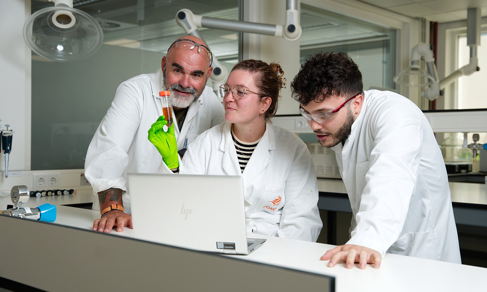 Gert Noëlle en Kemal in het fermentatielab.jpg