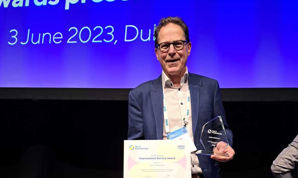 Hans Hobbelen ontvangt WCPT International Service Award