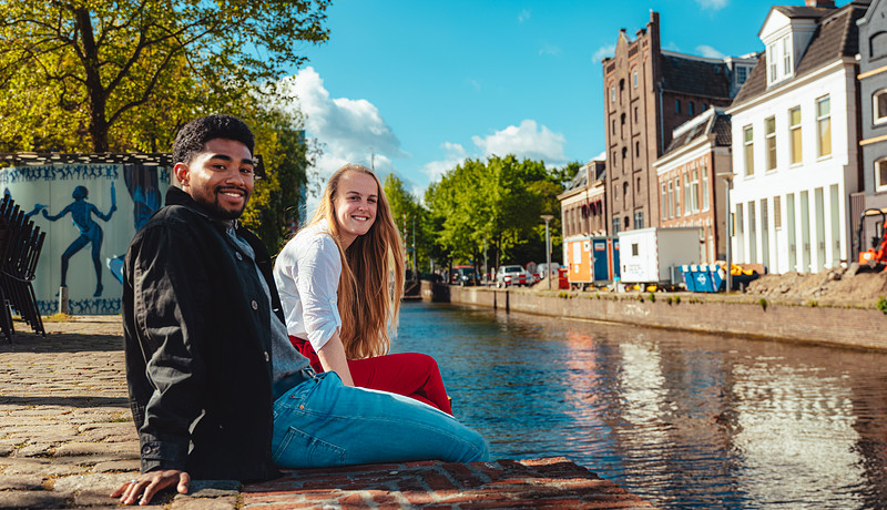 Twee studenten in de stad Groningen