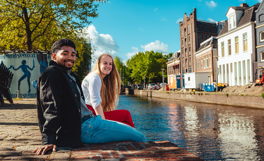 Twee studenten in de stad Groningen