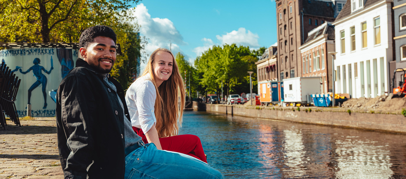 Twee studenten in de stad Groningen