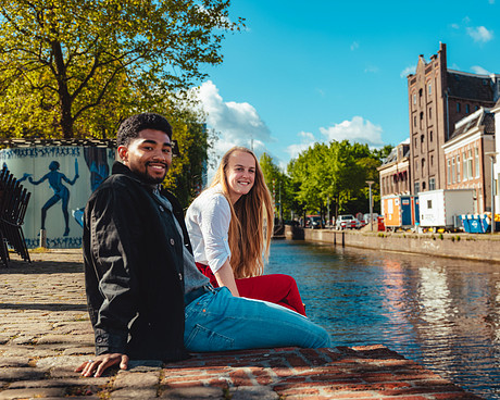 Twee studenten in de stad Groningen