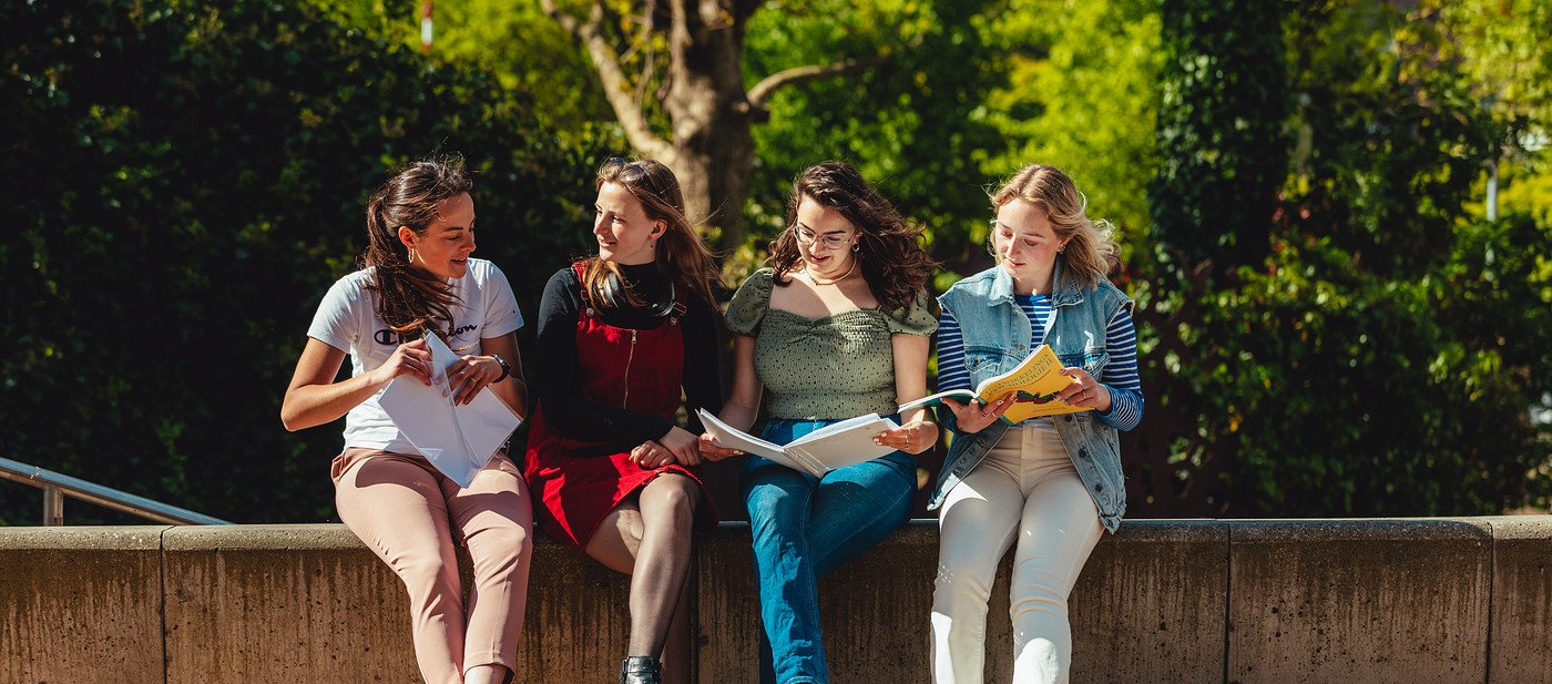 Vier studenten in de stad