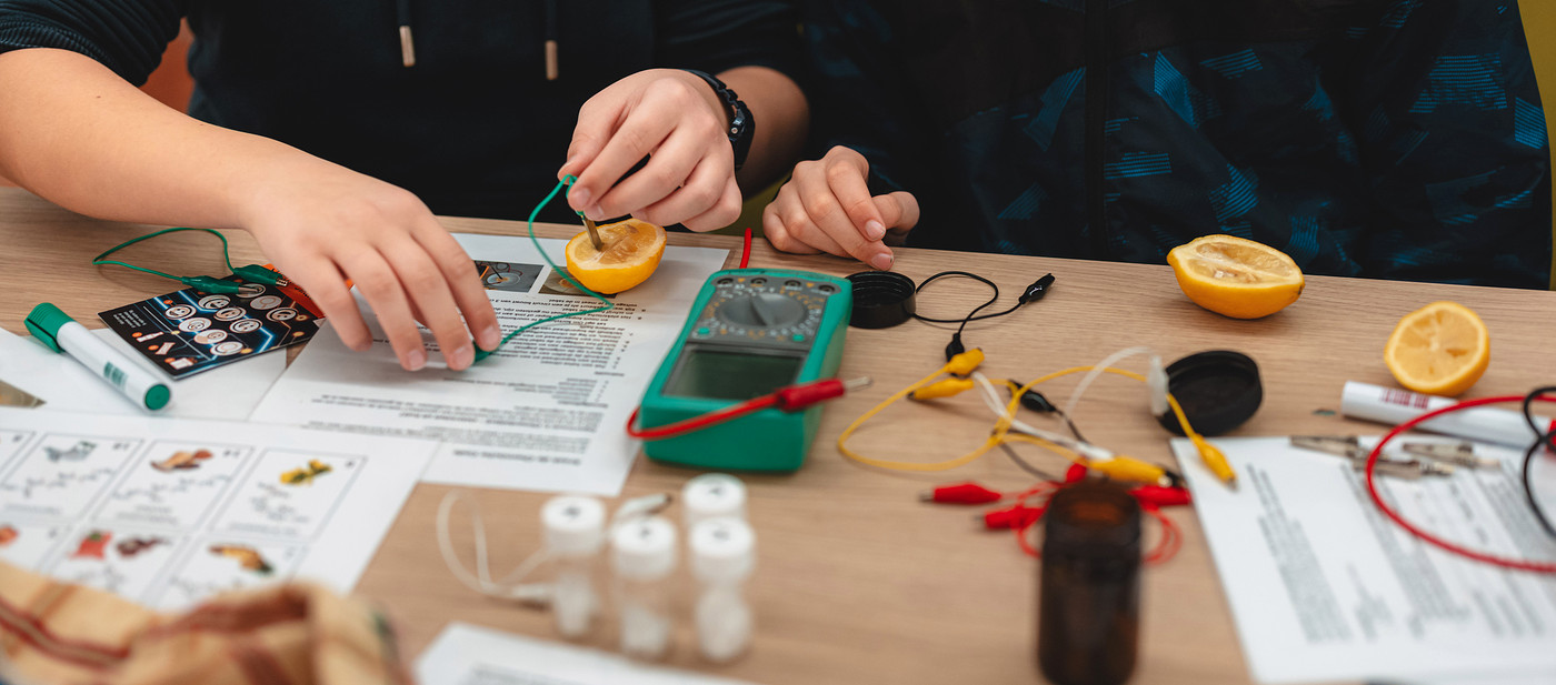 Studenten met meetapperatuur en fruit