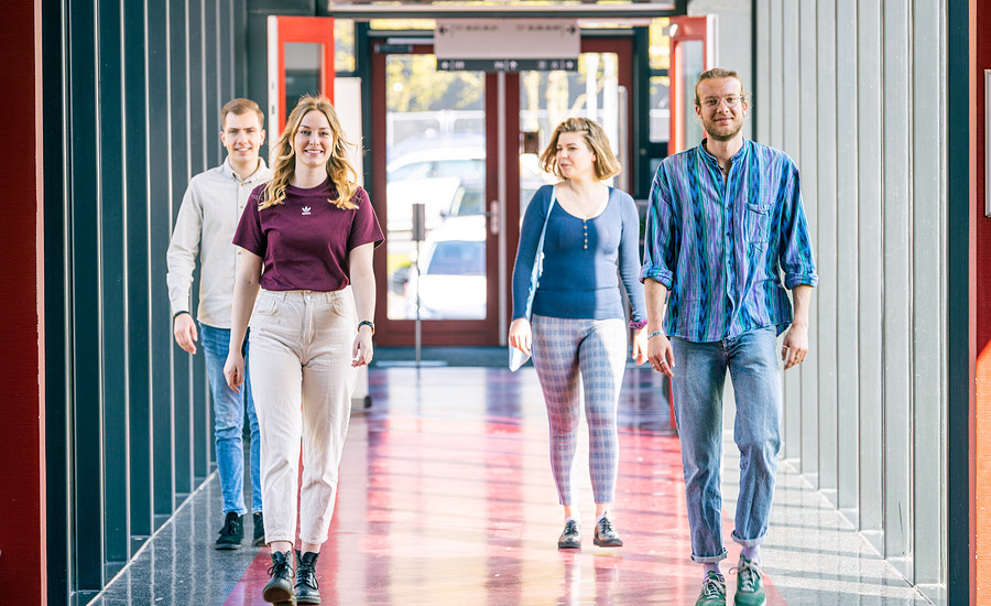 Studenten lopen in een gang
